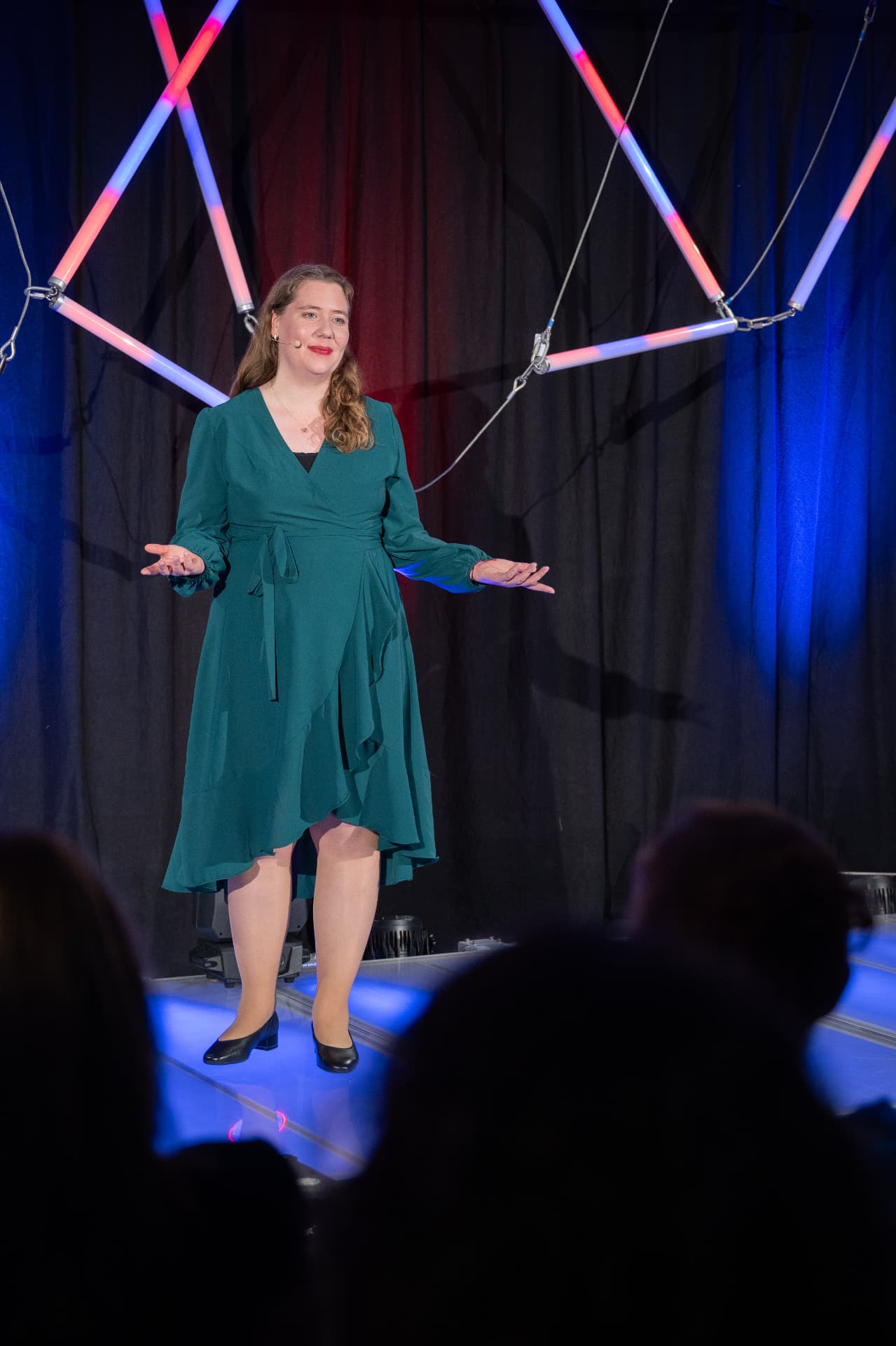 Ariane Krahl heute als Speakerin auf einer Bühne