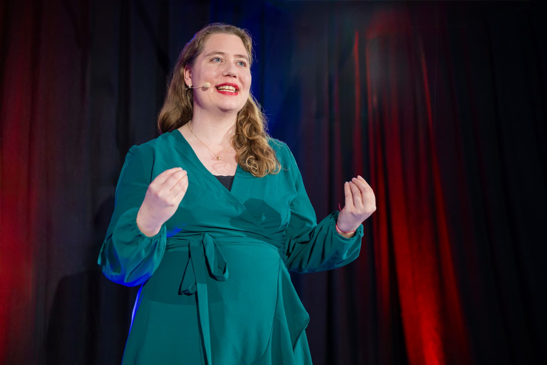 Ariane Krahl im Vortrag vor rotem Bühnenvorhang
