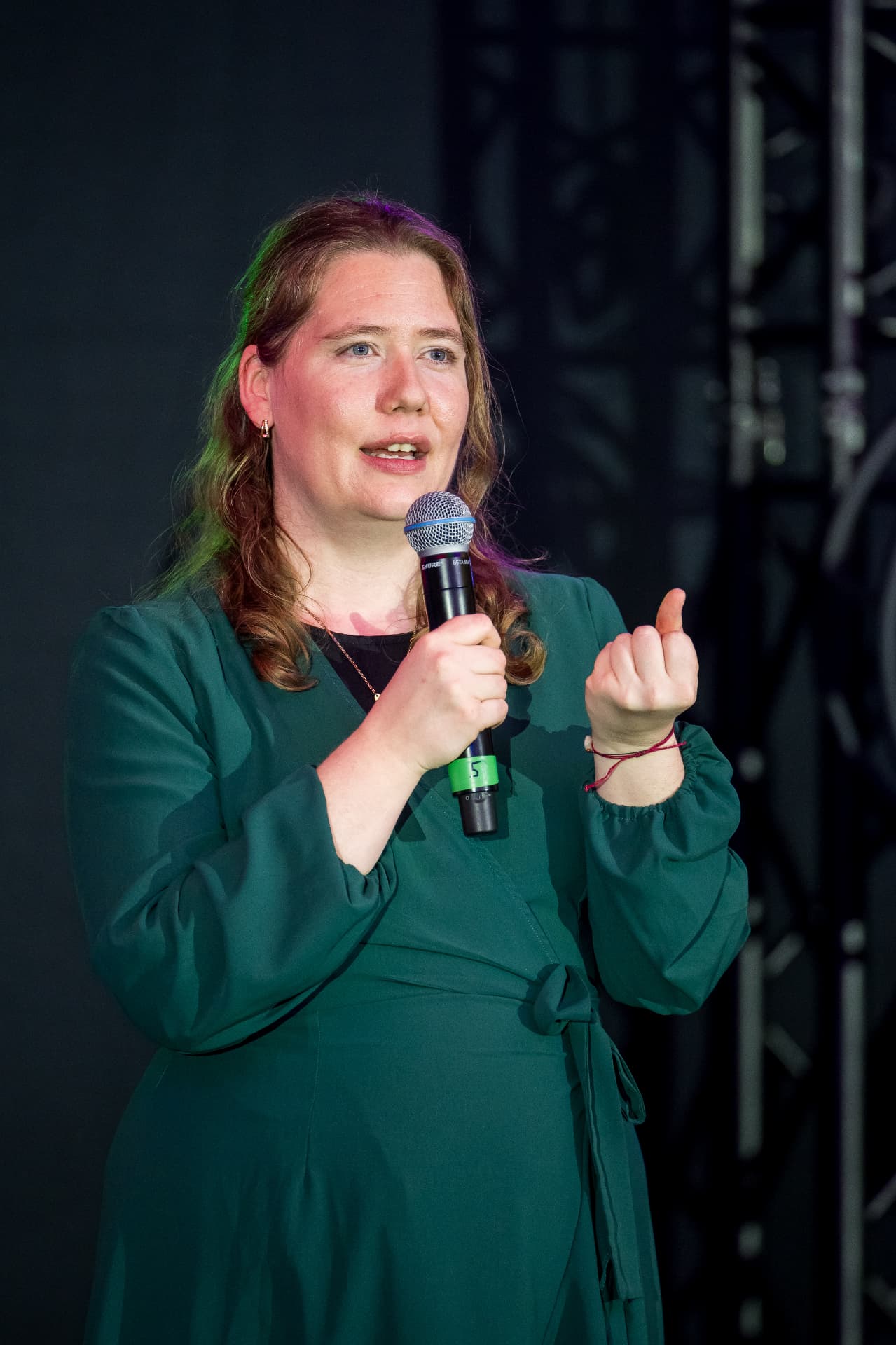 Ariane Krahl mit Handmikrofon während eines Vortrags