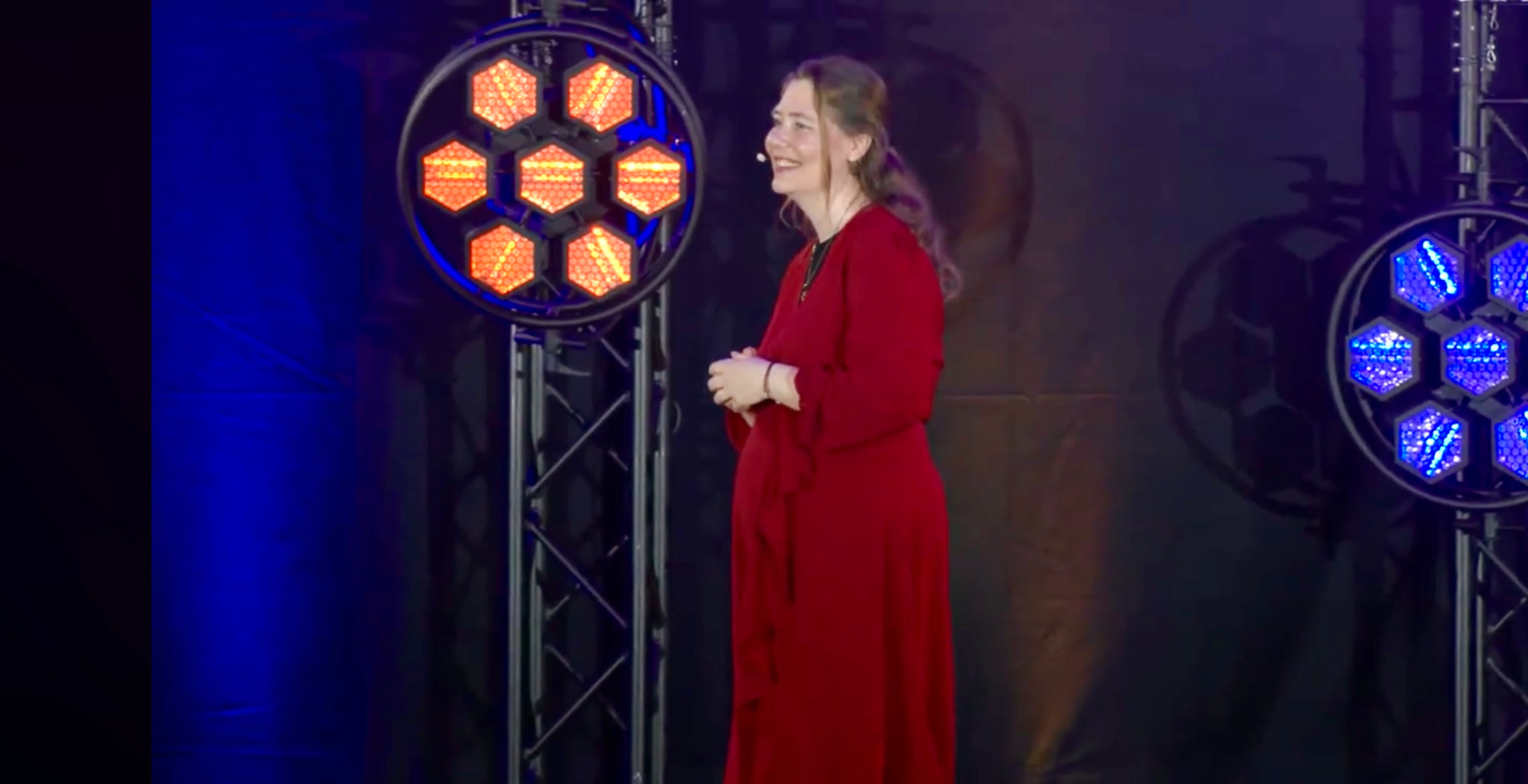 Ariane Krahl auf der Bühne eines Kongresses