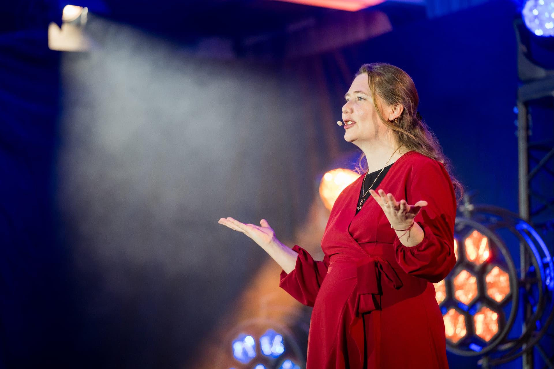 Ariane Krahl als Autorin und Speakerin auf der Bühne