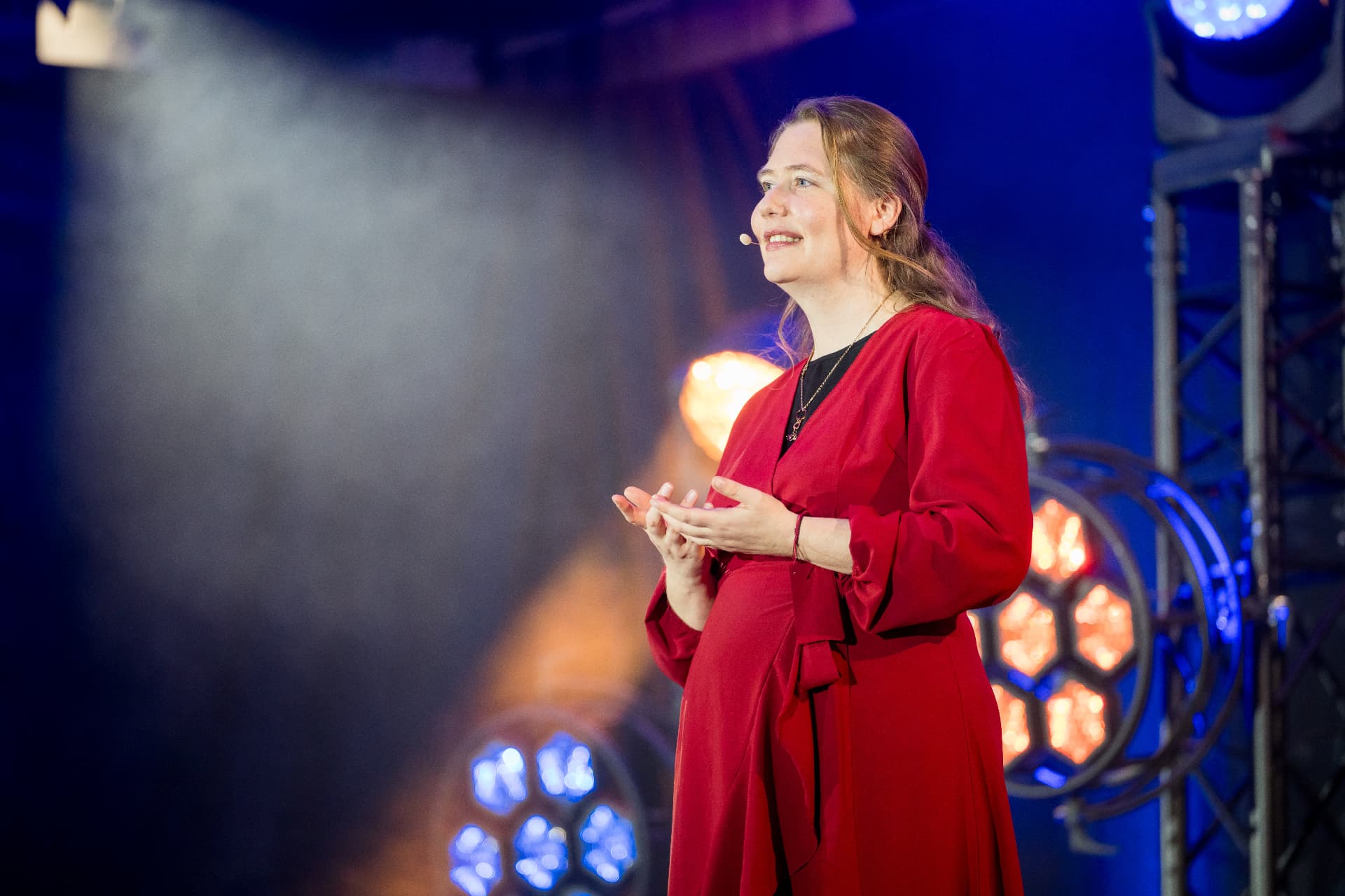 Ariane Krahl im Bühnenlicht während einer Keynote